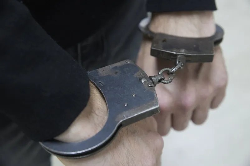 Житель Биробиджана получил 6 суток ареста за хулиганство в подъезде